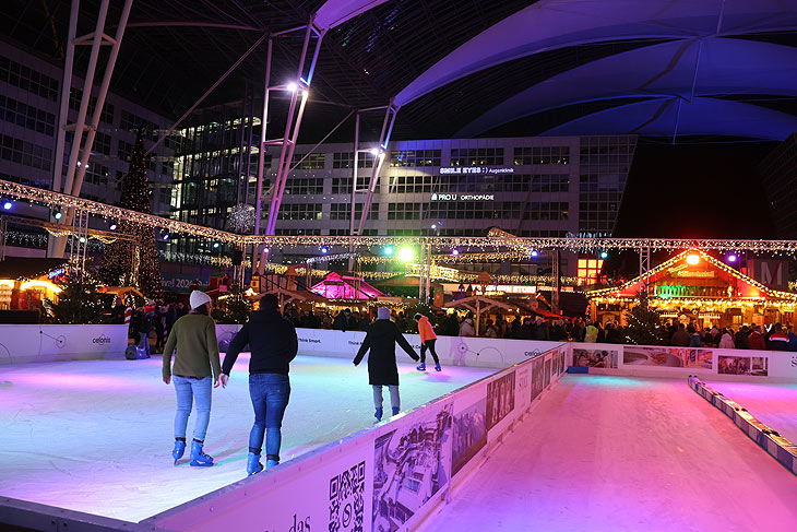Weihnachts-und Wintermarkt mit Echteis-Eisbahn und Eisstockbahnen im MAC Munich Airport Center (©Foto: Martin Schmitz)